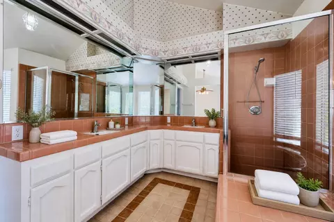 Bath - 2042 Sample Ave, Clovis, CA 93611 photo 3 of 5