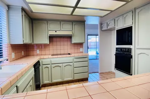 Kitchen - 2042 Sample Ave, Clovis, CA 93611 photo 2 of 4