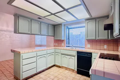 Kitchen - 2042 Sample Ave, Clovis, CA 93611 photo 3 of 4