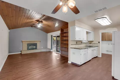 Living - 543 Autumn Ct, Madera, CA 93637 photo 4 of 6