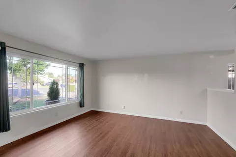Living - 543 Autumn Ct, Madera, CA 93637 photo 2 of 6