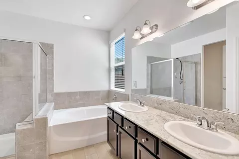 Bath - 2153 Lombard Ln, Clovis, CA 93619 photo 2 of 2