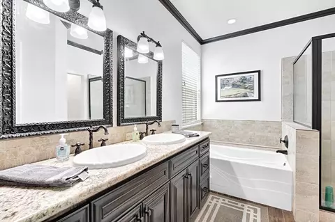 Bath - 2956 Griffith Ave, Clovis, CA 93611 photo 2 of 3