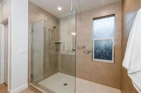 Bath - 1010 Horizon Dr, Madera, CA 93636 photo 2 of 3