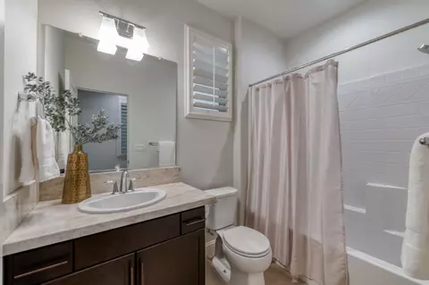 Bath - 1010 Horizon Dr, Madera, CA 93636 photo 3 of 3