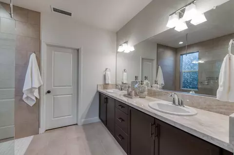 Bath - 1010 Horizon Dr, Madera, CA 93636 photo 1 of 3