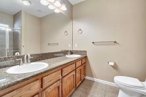 Bath - 21466 Forest Glen Rd, Madera, CA 93638 photo 3 of 4