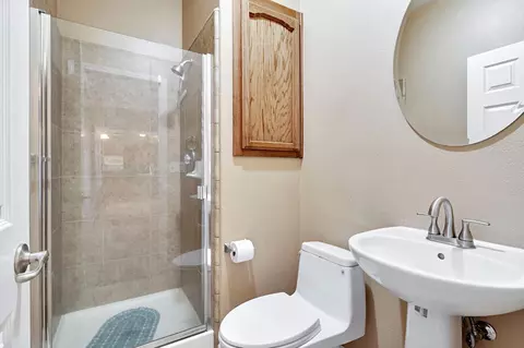 Bath - 21466 Forest Glen Rd, Madera, CA 93638 photo 1 of 4