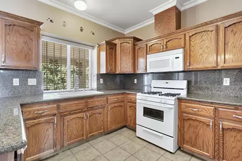 Kitchen - 21466 Forest Glen Rd, Madera, CA 93638 photo 1 of 2