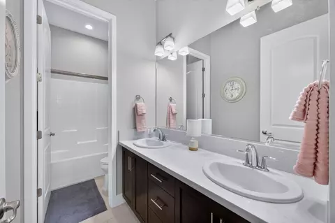 Bath - 768 Overstone Ave, Madera, CA 93636 photo 2 of 6