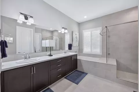 Bath - 768 Overstone Ave, Madera, CA 93636 photo 4 of 6