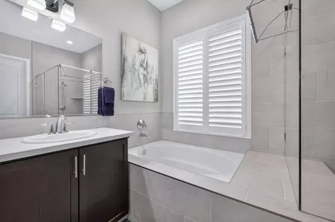Bath - 768 Overstone Ave, Madera, CA 93636 photo 5 of 6