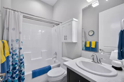 Bath - 768 Overstone Ave, Madera, CA 93636 photo 3 of 6