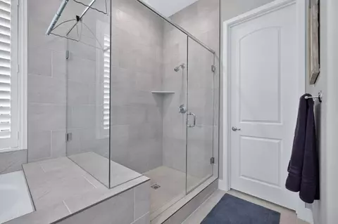 Bath - 768 Overstone Ave, Madera, CA 93636 photo 6 of 6