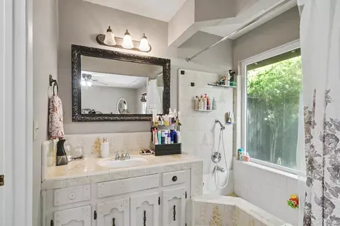 Bath - 36400 Avenue 12, Madera, CA 93636 photo 2 of 2