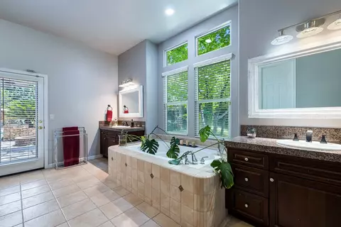 Bath - 356 Richmond Ave, Clovis, CA 93619 photo 5 of 6