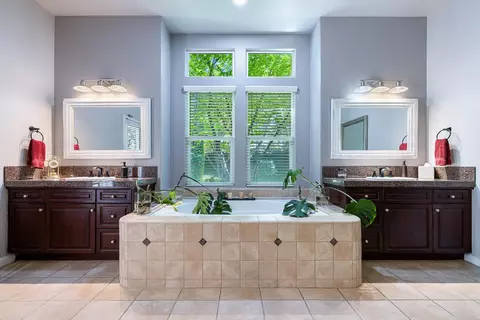 Bath - 356 Richmond Ave, Clovis, CA 93619 photo 4 of 6