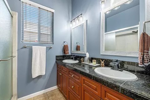 Bath - 356 Richmond Ave, Clovis, CA 93619 photo 2 of 6
