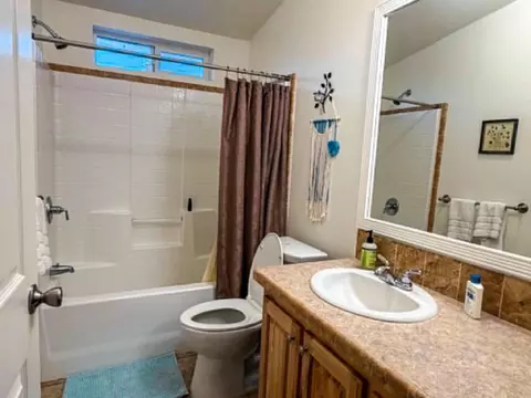Bath - 39950 Millwood Rd, Dunlap, CA 93621 photo 1 of 1