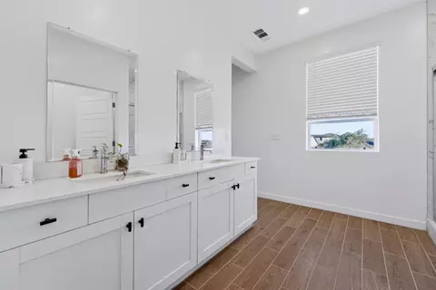 Bath - 1164 Granite Dr W, Madera, CA 93636 photo 1 of 3