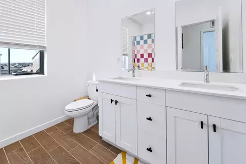 Bath - 1164 Granite Dr W, Madera, CA 93636 photo 2 of 3