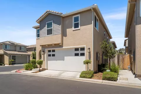 Exterior - 1909 Kelly Ln, Clovis, CA 93611 photo 4 of 18