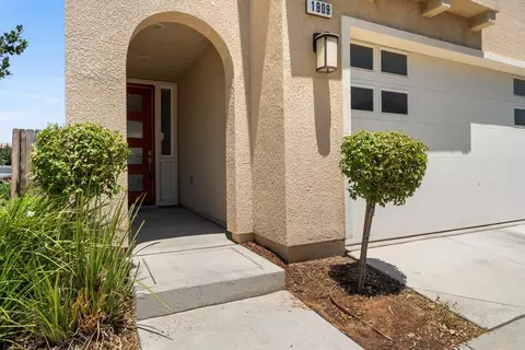 Exterior - 1909 Kelly Ln, Clovis, CA 93611 photo 8 of 18