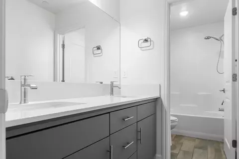 Bath - 1909 Kelly Ln, Clovis, CA 93611 photo 2 of 7