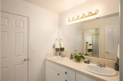Bath - 741 N Oxford Ave, Clovis, CA 93611 photo 4 of 4