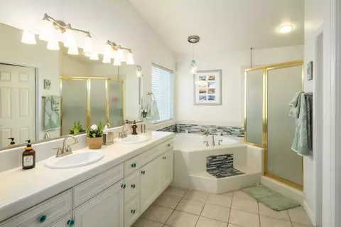 Bath - 741 N Oxford Ave, Clovis, CA 93611 photo 3 of 4