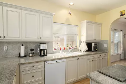 Kitchen - 741 N Oxford Ave, Clovis, CA 93611 photo 2 of 4