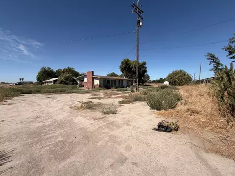 Exterior - 17577 Iona Ave, Lemoore, CA 93245 photo 3 of 8
