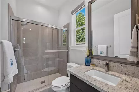 Bath - 3396 Trenton Ave, Clovis, CA 93619 photo 3 of 6