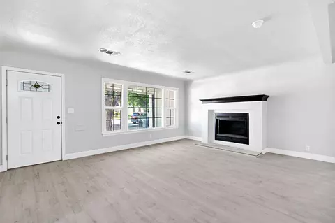 Living - 4416 E Curran Dr, Fresno, CA 93703 photo 4 of 9
