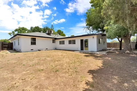 Exterior - 4416 E Curran Dr, Fresno, CA 93703 photo 7 of 8