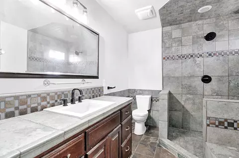 Bath - 4416 E Curran Dr, Fresno, CA 93703 photo 2 of 3