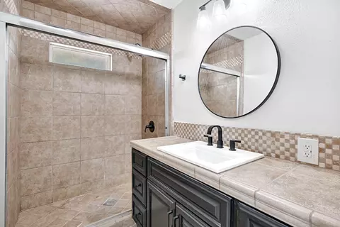 Bath - 4416 E Curran Dr, Fresno, CA 93703 photo 1 of 3