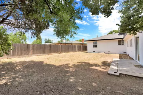 Exterior - 4416 E Curran Dr, Fresno, CA 93703 photo 6 of 8