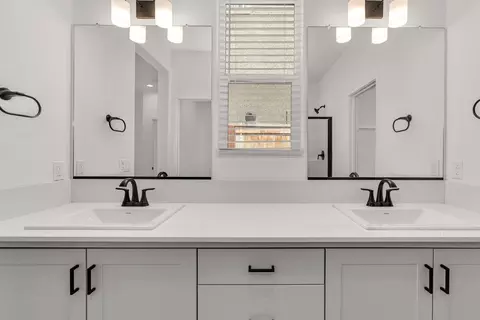 Bath - 4035 Braden, Madera, CA 93636 photo 1 of 3