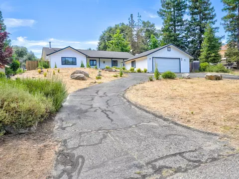 Exterior - 40446 Goldside Dr, Oakhurst, CA 93644 photo 2 of 14