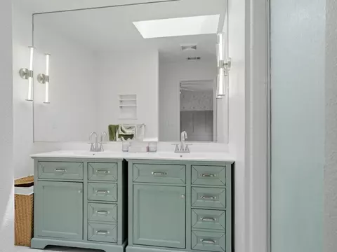 Bath - 40446 Goldside Dr, Oakhurst, CA 93644 photo 2 of 3