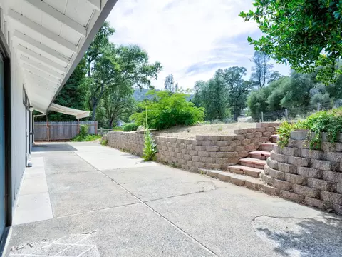 Exterior - 40446 Goldside Dr, Oakhurst, CA 93644 photo 8 of 14