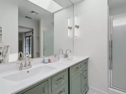 Bath - 40446 Goldside Dr, Oakhurst, CA 93644 photo 3 of 3