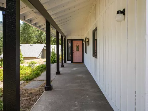 Exterior - 40446 Goldside Dr, Oakhurst, CA 93644 photo 4 of 14