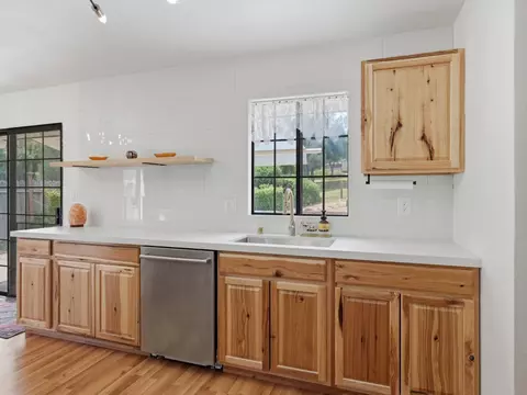Kitchen - 40446 Goldside Dr, Oakhurst, CA 93644 photo 5 of 6