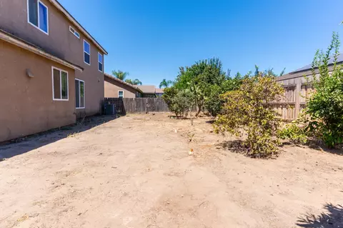 Exterior - 5145 E Benjamin Ave, Fresno, CA 93727 photo 8 of 9