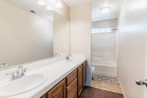 Bath - 5145 E Benjamin Ave, Fresno, CA 93727 photo 3 of 7