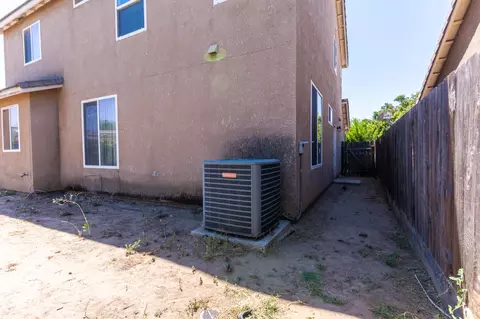Exterior - 5145 E Benjamin Ave, Fresno, CA 93727 photo 6 of 9