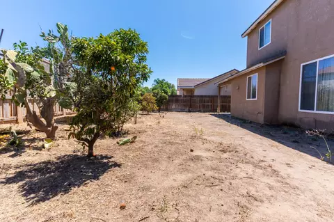 Exterior - 5145 E Benjamin Ave, Fresno, CA 93727 photo 7 of 9