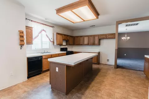 Kitchen - 5145 E Benjamin Ave, Fresno, CA 93727 photo 2 of 3